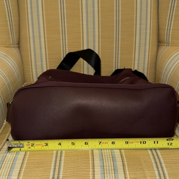 Stylish SIMONS nylon shoulder bag in deep plum. Converts to backpack. Very clean - Picture 3 of 7